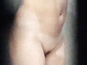 Italiana tatuata nuda in bagno