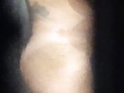 Italiana tatuata nuda in bagno