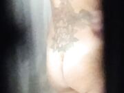 Italiana tatuata nuda in bagno