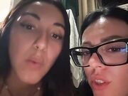 Amiche succhiano il cazzo insieme