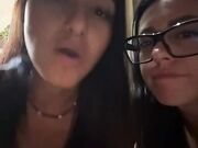 Amiche succhiano il cazzo insieme
