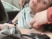 Me lo succhia in auto nel parcheggio