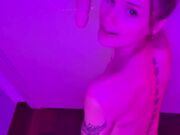 Gaja Bertolin succhia un dildo e si masturba OF