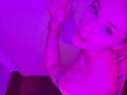 Gaja Bertolin succhia un dildo e si masturba OF