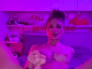 Gaja Bertolin succhia un dildo e si masturba OF