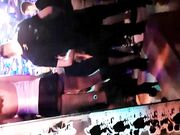 In discoteca in autoreggenti e minigonna senza mutande