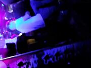 In discoteca in autoreggenti e minigonna senza mutande