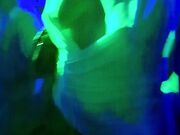 In discoteca in autoreggenti e minigonna senza mutande