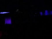 In discoteca in autoreggenti e minigonna senza mutande