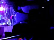 In discoteca in autoreggenti e minigonna senza mutande