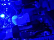 In discoteca in autoreggenti e minigonna senza mutande