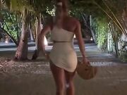 Passeggiata estiva mostrando il culo