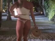 Passeggiata estiva mostrando il culo