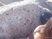Giovane italiana spompina il ragazzo in spiaggia