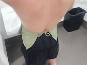 Moglie senza slip fa la troia al centro commerciale