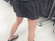 Moglie senza slip fa la troia al centro commerciale