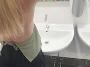 Moglie senza slip fa la troia al centro commerciale