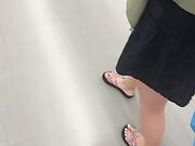 Moglie senza slip fa la troia al centro commerciale