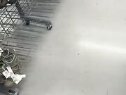 Moglie senza slip fa la troia al centro commerciale