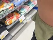 Moglie senza slip fa la troia al centro commerciale
