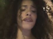 C'è gente in giro ma io devo squirtare assolutamente