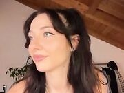 Morbida italiana tettona si masturba in live