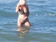 Milf italiana esibizionista al mare