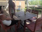 Il marito in piscina e lei si fa inculare dall'amico