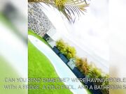Due puttanelle e il manutentore della piscina