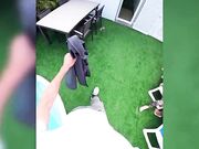 Due puttanelle e il manutentore della piscina