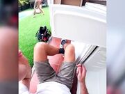 Due puttanelle e il manutentore della piscina