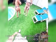 Due puttanelle e il manutentore della piscina
