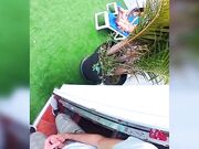 Due puttanelle e il manutentore della piscina