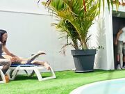 Due puttanelle e il manutentore della piscina
