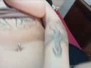 Ditalino tettona italiana tatuata OF