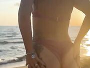 In spiaggia al tramonto fidanzata esibizionista