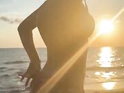 In spiaggia al tramonto fidanzata esibizionista