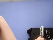 Teen italiana con apparecchio nuda si tocca OF