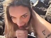 Ti piace succhiarlo al mare?Sei proprio brava