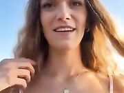 Ti piace succhiarlo al mare?Sei proprio brava
