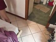Moglie si prepara per uscire filmata dal marito