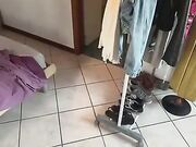 Moglie si prepara per uscire filmata dal marito