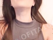 Appena 18enne e si registra già con un dildo