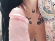 Manda video sexy al fidanzato per il compleanno