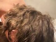 La vacca inculata con l testa nel cesso