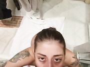 Pompino in bagno con gran bevuta