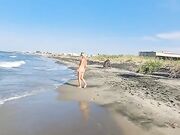 Milf si rinfresca al mare nuda