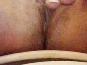 La mia amica bellissima si masturba per me in bagno