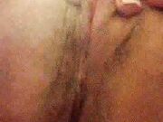 La mia amica bellissima si masturba per me in bagno