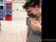 Al supermercato moglie esibizionista